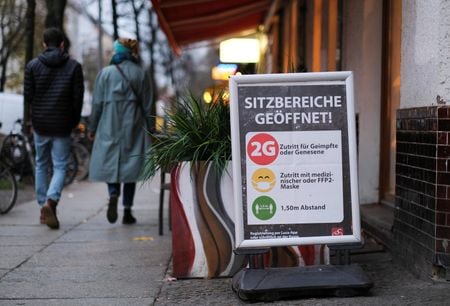 ドイツのショルツ首相は７日、飲食店を利用する際の規制を強化し、新型コロナウイルスのワクチン接種証明または回復証明に加え、陰性証明の提示を義務付ける方針を示した。２０２１年１１月撮影（２０２２年　ロイター/Christian Mang）