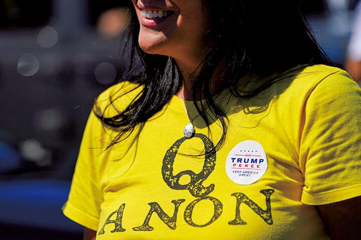 QアノンのTシャツを着たトランプ支持者　ELIJAH NOUVELAGE-REUTERS