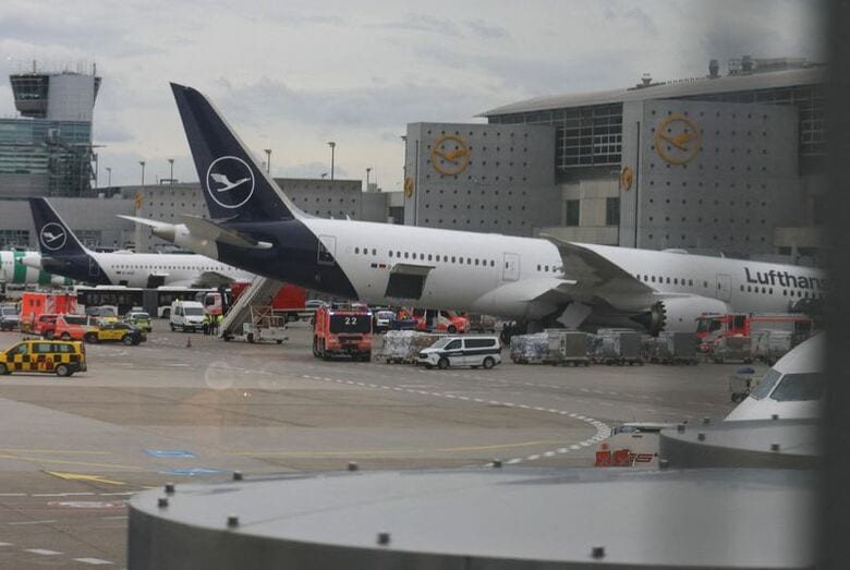 ノーズギア（前脚）が破損した米ボーイング機。独フランクフルト空港で４日撮影。REUTERS/Kai Pfaffenbach