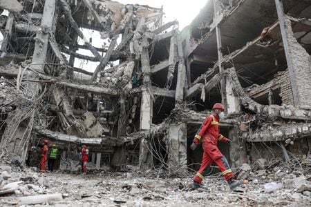 イランのテヘランで活動する緊急対応要員。3月12日撮影のWANA提供写真。REUTERS