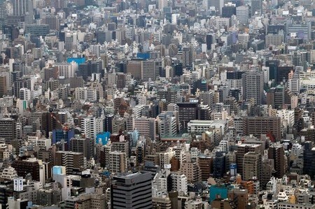 　９月１８日、国土交通省が発表した２０１８年７月１日時点の都道府県地価調査（基準地価）によると、全国の住宅地・商業地を含む全用途平均が前年比０．１％上昇し、１９９１年以来、２７年ぶりにプラスに転じた。前年は同０．３％下落だった。写真は都内で昨年３月撮影（２０１８年　ロイター／Issei Kato）
