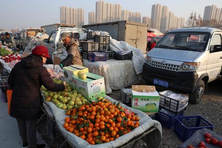 　中国国家統計局が９日発表した１月の消費者物価指数（ＣＰＩ）は前年比０．５％上昇した。伸び率は昨年１２月の０．１％から加速、５カ月ぶりの高水準だった。写真は北京の野外市場。昨年１月撮影（２０２５年　ロイター/Florence Lo）