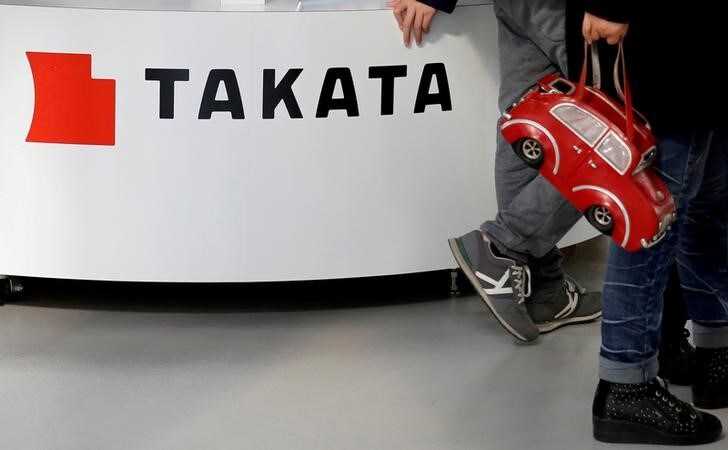 ６月２５日、タカタが民事再生法の適用申請による再建に動き出すが、最初のリコールから８年余りたった今も、肝心の事故再発防止策をめぐる業界内での合意づくりは進んでいない。都内で昨年２月撮影（２０１７年　ロイター／Toru Hanai）