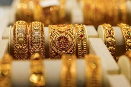 　１２月２３日、金の現物価格が史上最高値を更新し、１オンス＝４５００ドルに迫った。写真はインド・ムンバイで３月撮影（２０２５年　ロイター／Francis Mascarenhas）