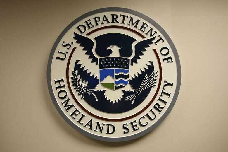 １月２６日、米国土安全保障省は、トランプ大統領の移民政策に備えるため、移民希望者へのインタビューのための渡航を一時的に中止した。写真は国土安全保障省のエンブレム。バージニア州で２０１０年９月撮影（２０１７年　ロイター／Hyungwon Kang）