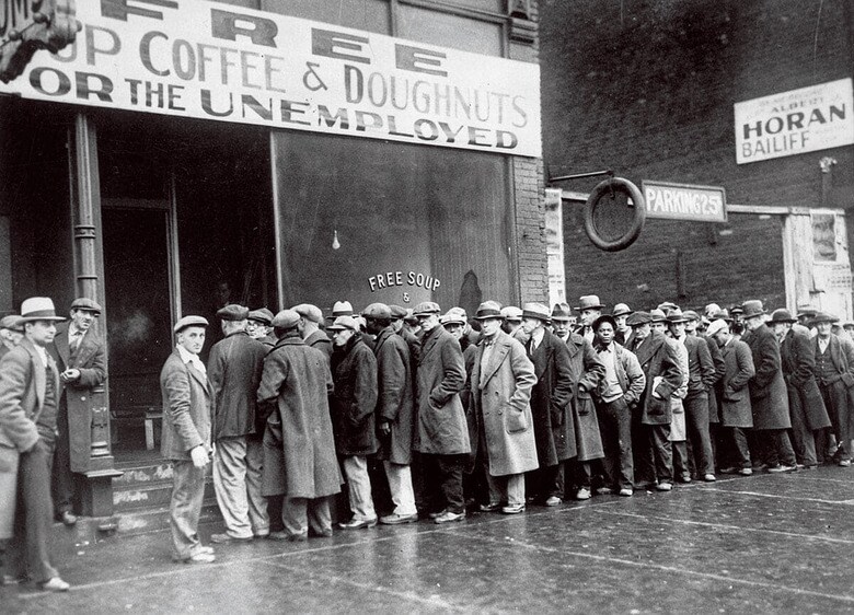 1931年のシカゴで炊き出しに群がる失業者たち。関税政策は大恐慌をさらに悪化させた　<a href=\"https://commons.wikimedia.org/wiki/File:Unemployed_men_queued_outside_a_depression_soup_kitchen_opened_in_Chicago_by_Al_Capone,_02-1931_-_NARA_-_541927.jpg\" target=\"_blank\"><u>WIKIMEDIA COMMONS</u></a>