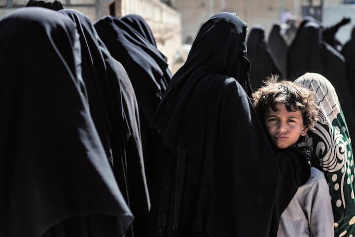 シリア北東部のアルホル難民キャンプから解放された親子（2023年9月） AFPー時事