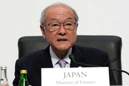 鈴木俊一財務相は３０日、中期的に円の信認を維持すべきなどと指摘した財政制度等審議会の春の建議について「重く受け止める必要がある」との認識を示した。写真は新潟で開催されたG7財務相・中央銀行総裁会議で発言する同財務相で１３日撮影。代表撮影（２０２３年　ロイター）