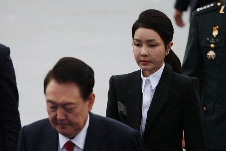 　１０月２日、韓国の検察当局は、昨年に高級ブランドバッグなどの贈り物を不正に受け取った疑惑が持たれていた尹錫悦大統領夫人の金建希氏を不起訴とした。聯合ニュースが、ソウル地検の情報として報じた。写真は城南市で１日撮影（２０２４年　ロイター/Kim Hong-Ji）