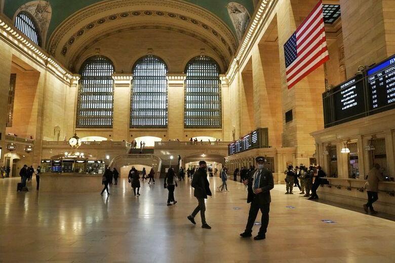 米国では26日、感謝祭の祝日を迎えた。家族や親戚、友人が一同に集い夕食を共にするのが通例だが、新型コロナウイルス感染の猛威が衰えを見せない中、今年は帰省を見合わせ、ビデオ通話を通じた小規模な集まりが増える見通しだ。ニューヨークで25日撮影（2020年　ロイター/CARLO ALLEGRI）