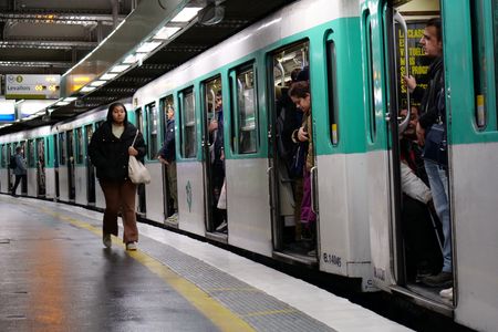 フランスで２３日、年金制度改革に抗議する全国的ストライキが９日目に入り、列車の運行が中断したほか、一部の学校が休校となった。パリ地下鉄のサンラザール駅で２３日撮影。（2023年　ロイター/Lucien Libert）
