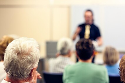 30歳以上の成人で通学している人の割合はOECD加盟国で日本が最も低かった　iStockphoto.com-vm