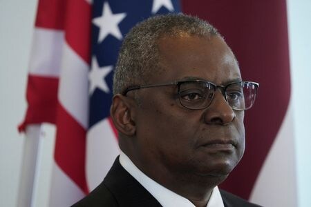 オースティン米国防長官は１５日、新型コロナウイルス検査で陽性反応が出たと発表した。オースティン氏のコロナ感染は今年２回目。（２０２２年　ロイター／Ints Kalnins）