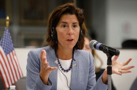 レモンド米商務長官がウクライナのスビリデンコ第１副首相兼経済相と会談し、官民でウクライナのインフラ復興に取り組むことなど、強力な支援を継続すると伝えた。写真は９月１２日、メキシコ市で撮影（２０２２年　ロイター/Raquel Cunha）