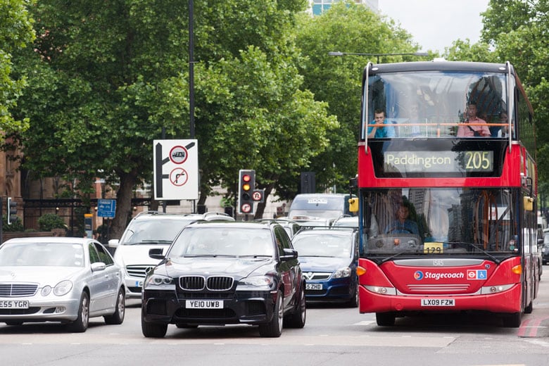 今年10月、ディーゼル車への課金を始めるロンドン。英国は内燃機関の車に強硬な姿勢だ　pcruciatti-iStock.