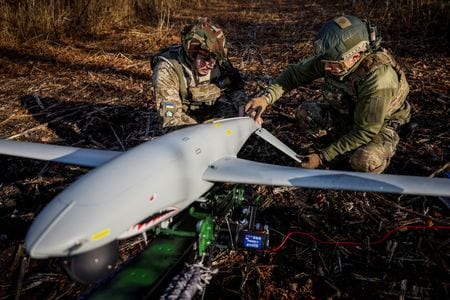 　１１月１日、クライナ軍のワレリー・ザルジニー総司令官は、英誌エコノミストへの寄稿記事で、ロシアとの戦争が一進一退の消耗戦に移行しつつあり、このままではロシア側に兵力再建の時間を与えてしまうと危機感を表明した。写真はドローンを準備するウクライナ軍の兵士。ウクライナ・ハリコフ州で１０月３０日撮影（２０２３年　ロイター/Alina Smutko）