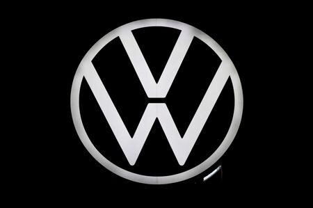 　４月６日、ドイツの自動車メーカー、フォルクスワーゲン（ＶＷ）のアルノ・アントリッツ最高財務責任者（ＣＦＯ）は、２０２０年代末までに多くの内燃エンジン車のモデルを廃止し、販売台数全体を減らしていくと発言、利益率の高い高級車に専念する方針を示した。写真はＶＷのロゴ。２０１９年９月撮影（２０２２年　ロイター/Fabian Bimmer）