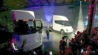 テスラ初の大型EVトラック出荷開始　貨物30トン牽引で100km加速わずか20秒