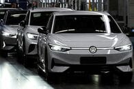 独自動車労働者が抗議、業績悪化のＶＷ非難　ポルシェは追加削減報道否定