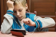 「長すぎるスマホ」に影響を受けやすいのは女の子だった...「スクリーン時間」に警戒すべき理由とは？【最新研究】