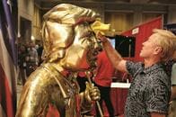 今もトランプは米保守派の1番人気！ 集会には「金ぴか像」まで登場