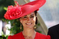 エリザベス女王に捧ぐ、キャサリン妃の「鮮やかな赤のドレス」...「ロイヤルアスコット」スタイル一挙公開