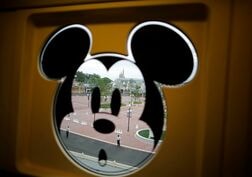ＯＬＣ、業績・配当予想を上方修正　ＴＤＳ25周年がけん引