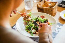 軽めの食事が夏太りの原因に！ 暑い季節の「正しい食べ方」
