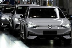 独自動車労働者が抗議、業績悪化のＶＷ非難　ポルシェは追加削減報道否定