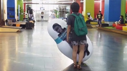 貯金箱のような人形で、お金が溜まっていくとだんだん起き上がる　UNICEF-ROLY POLY - YouTube