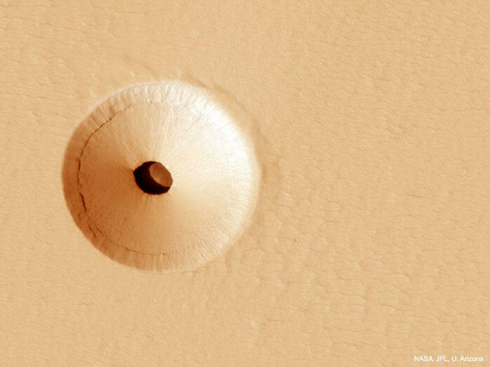 火星の火山斜面にある巨大な穴の正体は | ニューズウィーク日本