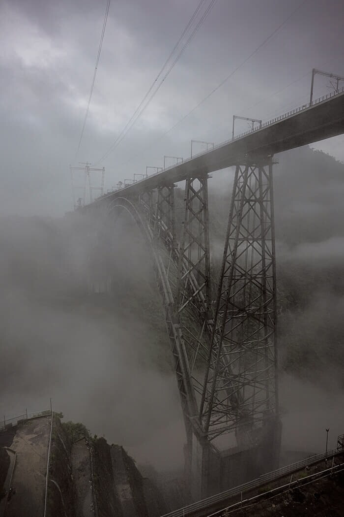 川面から359メートルの高さに架けられたチェナブ橋は「世界一高い鉄道橋」としてギネス世界記録に認定された