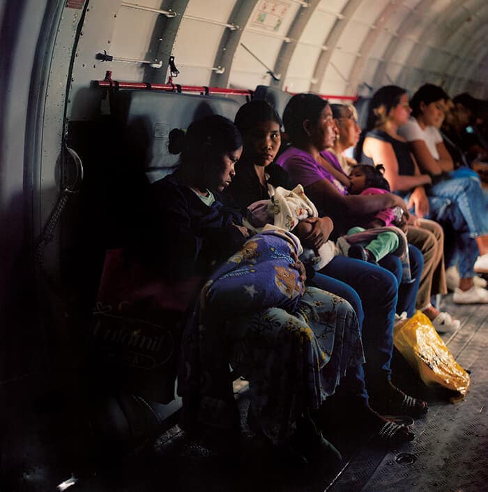 機内には子供を抱えて村へと帰る先住民族の女性たちの姿も。都市部の病院に通う患者の重要な交通手段だ