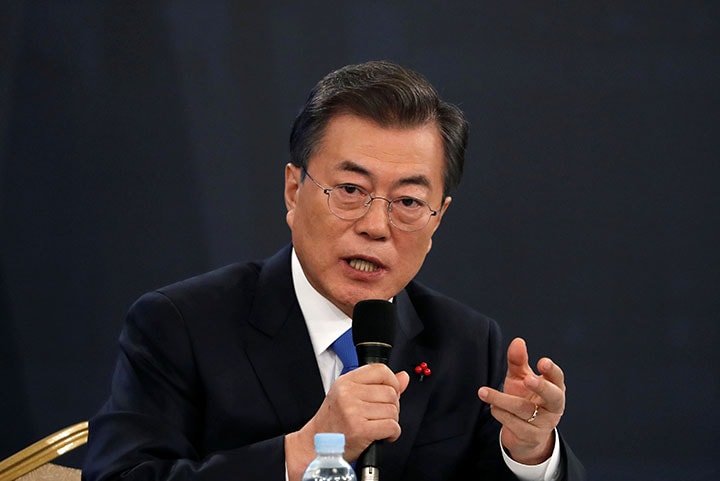 年頭記者会見で質問に答える韓国の文在寅大統領（1月10日、ソウル）　Kim Hong-Ji- REUTERS