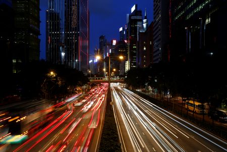 香港政府が３１日発表した第２・四半期の域内総生産（ＧＤＰ）は前年比１．５％増と、第１・四半期の２．９％増から伸びが鈍化した。ビジネス街で２０１７年撮影。（2023年　ロイター/Bobby Yip/File photo）
