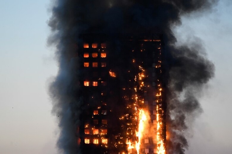６月１４日、英ロンドン西部にある２７階建て高層マンションで大規模な火災が発生した（２０１７年　ロイター/Toby Melville）