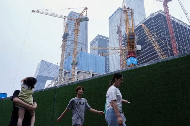 １８日、中国では家計の預金残高の伸びが鈍化し銀行が金利を引き下げているにもかかわらず、個人消費は政府の刺激策に反応していない。リスクを回避し債務の返済や資産運用を優先していることがうかがえる。北京で１４日撮影（２０２４年　ロイター/Tingshu Wang）