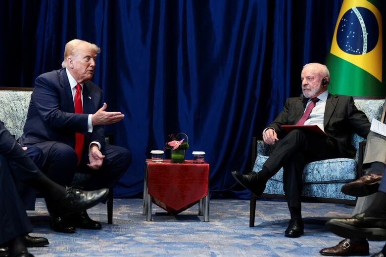 トランプ米大統領（左）とブラジルのルラ大統領。2025年10月、マレーシアのクアラルンプールで撮影。REUTERS/Evelyn Hockstein
