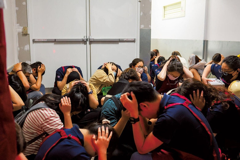 台湾の軍事演習で避難訓練に参加する市民（7月10日、台北のスーパー）　DANIEL CENGｰANADOLU/GETTY IMAGES