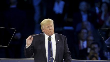 　３月２６日、米大統領選の共和党候補指名を目指す不動産王のドナルド・トランプ氏（写真）は、サウジアラビア政府が過激派組織「イスラム国」（ＩＳ）との戦いに軍を派遣しなければ、同国からの原油輸入を停止することを検討する意向を示した。２１日撮影（２０１６年　ロイター/Joshua Roberts）