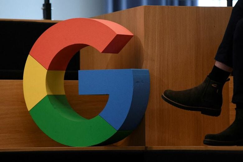 米グーグルのサイン。ドイツ・ベルリンで２０２１年８月撮影。REUTERS/Annegret Hilse