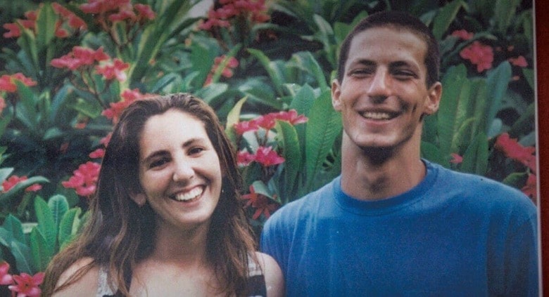 ガザへ連れ去られた娘リアットと夫アヴィヴの若い頃の写真　©MERIDIAN HILL PICTURES