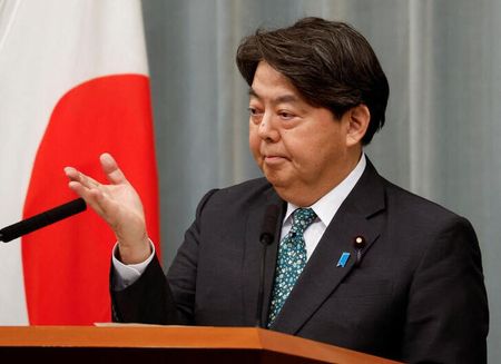 政府は２７日、経済安全保障上の秘密情報の取り扱いを有資格者に限定するための「セキュリティー・クリアランス（適性評価）」制度創設を柱とする「重要経済安保情報の保護および活用に関する法律案」を閣議決定した。写真は、２０２３年１２月１４日に官邸で会見する林官房長官。（２０２４年　ロイター／Issei Kato）