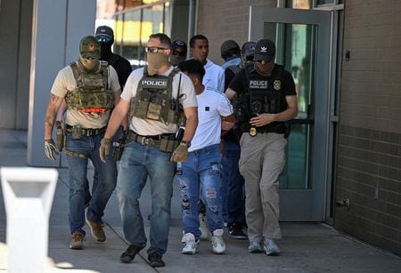 　米移民・税関捜査局（ＩＣＥ）は２３日までの週に、ニューヨークやロサンゼルスなど国内複数の都市で裁判所の審理後に数十人の移民を拘束した。写真は２１日、米アリゾナ州フェニックスの移民裁判所で撮影（２０２５年　ロイター／Caitlin O\'Hara）