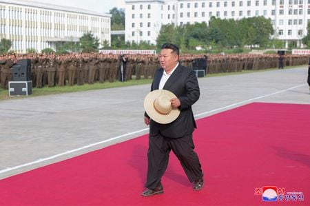 北朝鮮の金正恩朝鮮労働党総書記は、同国が核兵器の数を「幾何級数的」に増やす核戦力構築政策を実施していると述べた。朝鮮中央通信（ＫＣＮＡ）が９月１０日伝えた。６日、国内の兵学校で撮影。ＫＣＮＡ提供写真（２０２４年　ロイター）