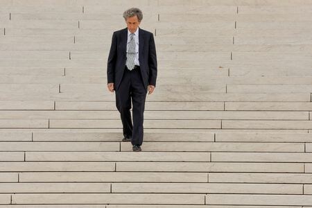 米大学入学選考で人種を考慮する積極的差別是正措置（アファーマティブ・アクション）を巡る最高裁の違憲判決を導いた保守派活動家エドワード・ブラム氏（写真）が設立した団体は、多様性推進のため提供しているフェローシップ（奨励制度）が違法だとして、２つの大手法律事務所を提訴した。ワシントンの最高裁判所ビル前で２０２２年１０月撮影（２０２３年　ロイター／JONATHAN ERNST）