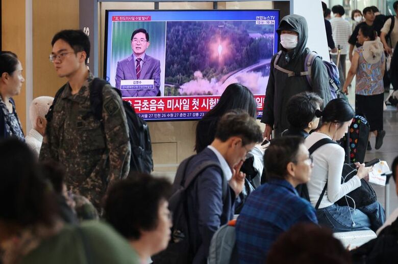 ソウルの鉄道駅で、北朝鮮が複数の弾道ミサイルを発射したというニュースを放送するテレビ。10月12日撮影。REUTERS/Kim Hong-Ji