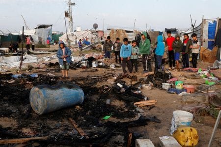 ３月１８日、イスラエル軍は未明にパレスチナ自治区ガザの数十の標的を攻撃したと発表した。写真は同日、ガザ南部ハンユニスの、イスラエル軍の攻撃を受けた避難民キャンプで撮影（２０２５年　ロイター/Hatem Khaled）