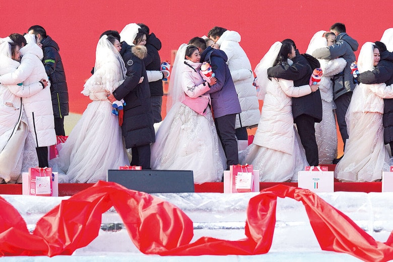 1月にハルビンで行われた結婚式のイベントには約40組の新郎新婦が参加　ZHAO YUHANGｰCHINA NEWS SERVICEｰVCGｰREUTERS