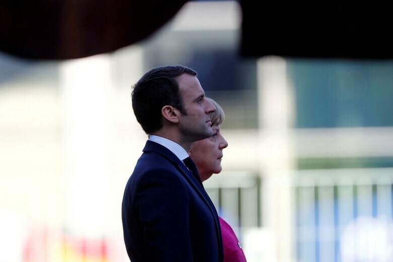 １１月２１日、ドイツのメルケル首相が率いる保守与党と自由民主党、緑の党の連立協議が決裂したことで、独仏主導による欧州改革が大きく前進する望みはかつてないほど薄れてきている。写真はマクロン仏大統領とメルケル首相。ベルリンで５月撮影（２０１７年　ロイター/Fabrizio Bensch）